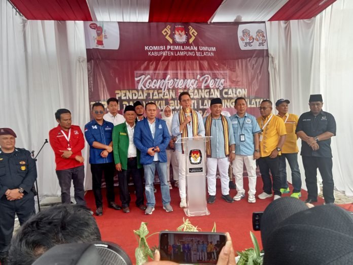 Paslon Cabup-Cawabup Egi-Syaiful saat sedang jumpa pers dengan media elektronik & online, SKH yang berlangsung di halaman Kantor KPUD Lampung Selatan pada Rabu (28/8/2024) siang. (Poto: ist)