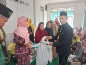 Ketua Dewan Penasehat Al-Hidayah Kabupaten Lampung Selatan Hi Hidayatullah M.Pd MM saat memberikan santunan kepada ibu jompo yang ada di Kecamatan Penengahan yang berlangsung di Masjid Al-Munawaroh Desa Tanjung Heran Kecamatan Penengahan Lamsel pada Selasa (25/8/2026). (Poto: Ltc)